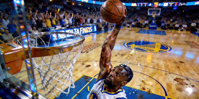 NBA总决赛第七场决胜时刻 - 篮球运动员高高跃起准备投篮